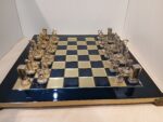 ENSEMBLE ECHECS METAL OR/ARGENT GUERRIER PLATEAU 36CM  BLEU – Image 3