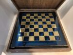 ENSEMBLE ECHECS METAL OR/ARGENT GUERRIER PLATEAU 36CM  BLEU – Image 2