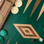 Backgammon Marqueté en Noyer et Intérieur Vert Petit Modèle – Image 3